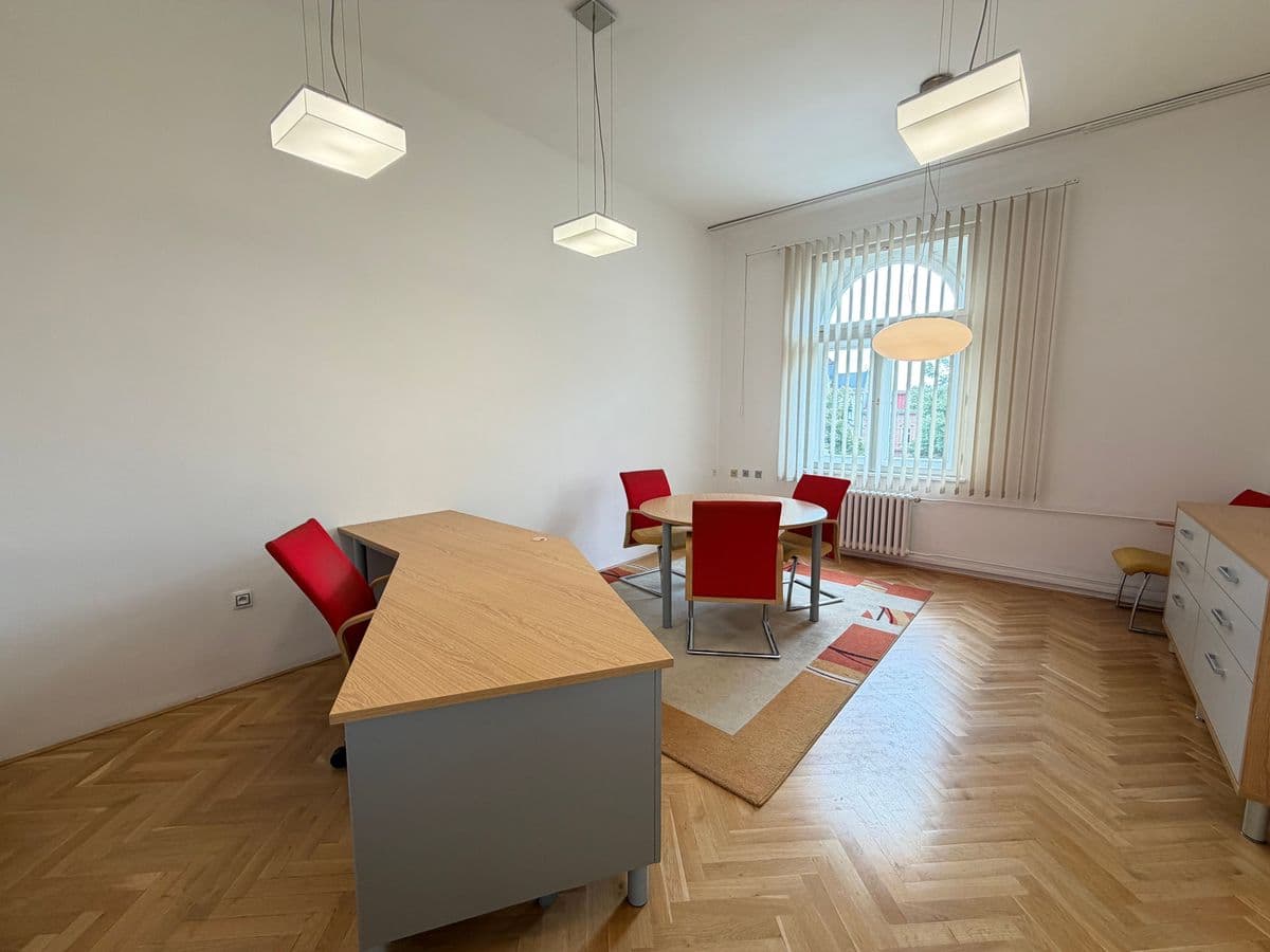 Pronájem kancelářských prostor 172 m² 3NP