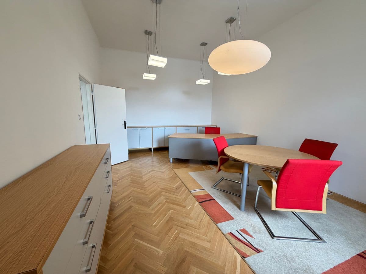 Pronájem kancelářských prostor 172 m² 3NP