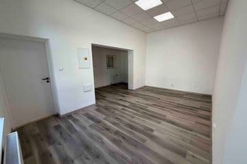 Pronájem kancelářských prostor 114 m² 1NP