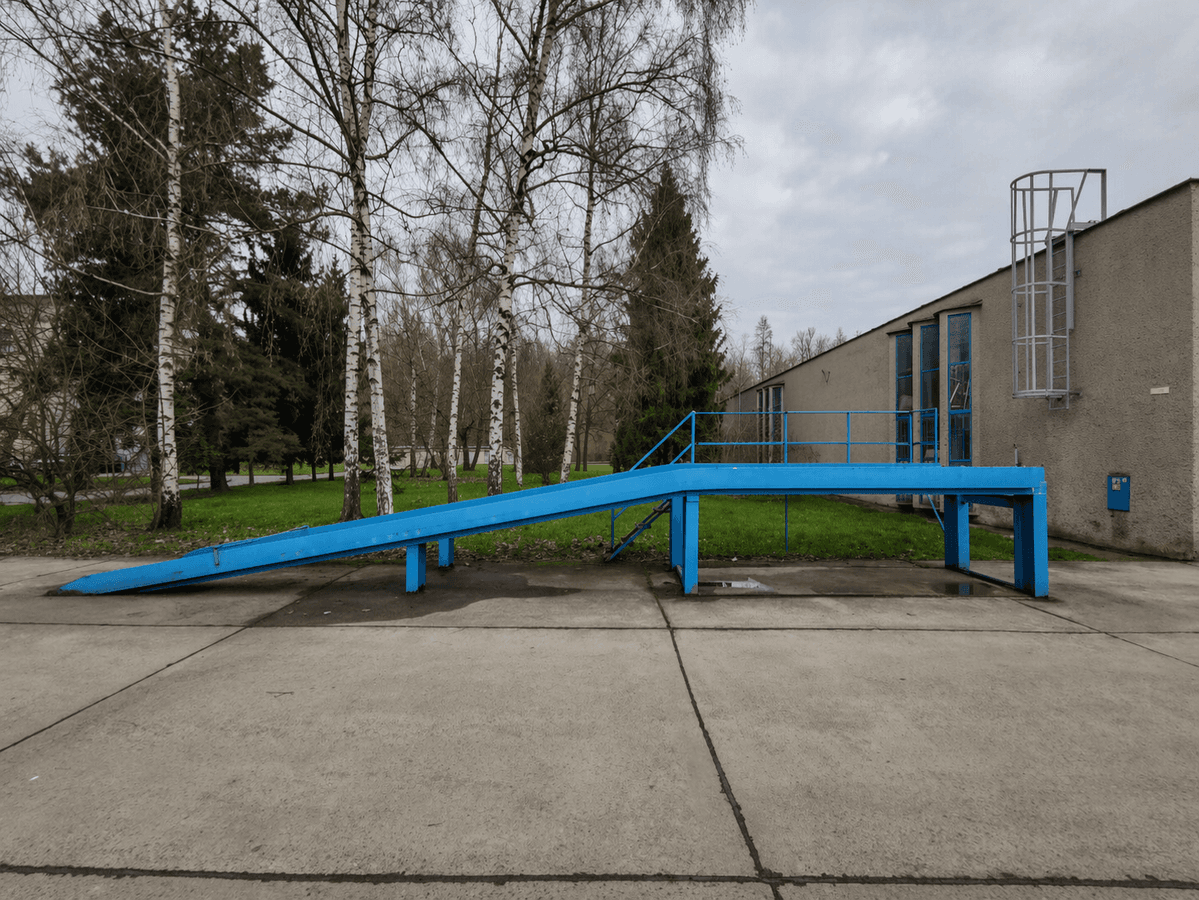 Průmyslový park s modrou rampou.png