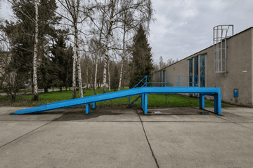 Průmyslový park s modrou rampou.png