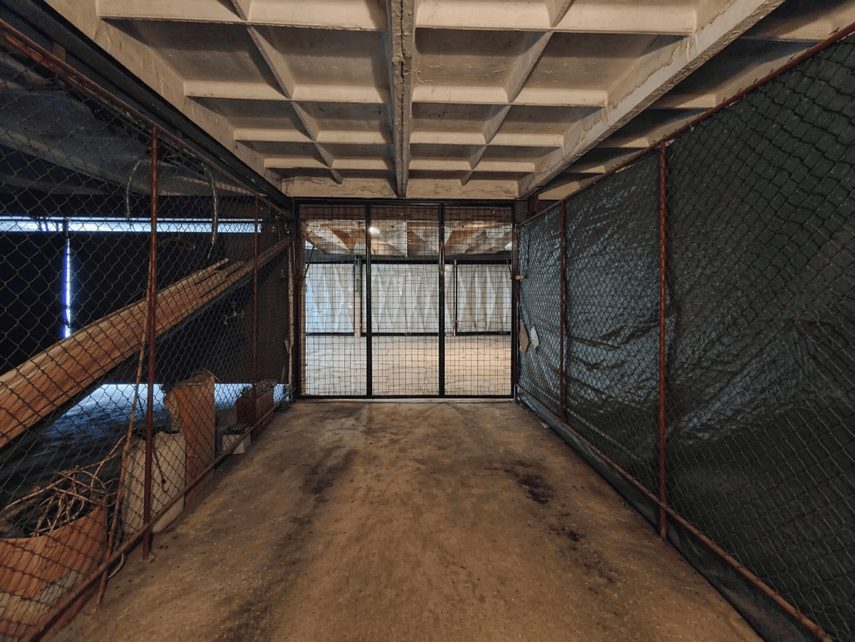 Průmyslový skladový koridor s branou-3.png