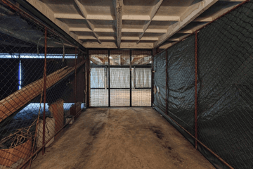 Průmyslový skladový koridor s branou-3.png